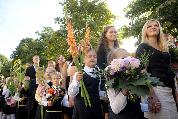 Skolēni ar ziediem 1.septembrī piedalās Rīgas Centra humanitārās vidusskolas svinīgajā mācību gada atklāšanas pasākumā.