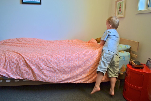 Уборка постели. Заправленная кровать. Ребенок заправляет кровать. Человек заправляет кровать. Ребенок заправляет постель.
