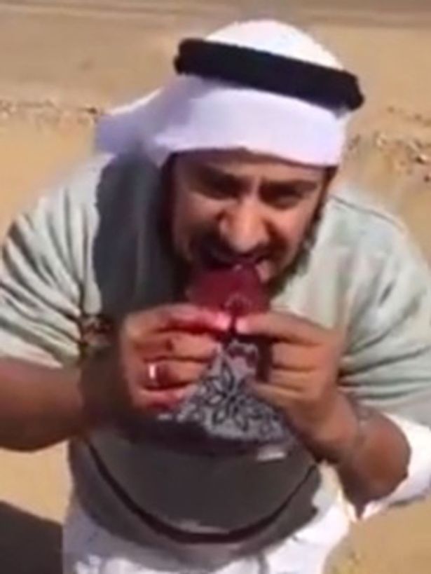 Saudi-men-butcher-wolf-and-eat-it-raw-on-roadside (1)