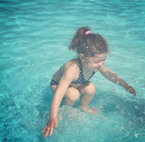 gallery-1443195019-this-girl-looks-like-shes-underwater-and-jumping-into-water-at-the-same-time-imgur