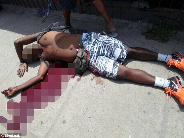 2DCD39FA00000578-3289843-Pernambuco_s_prisons_are_pictured_a_dead_inmate_after_a_prison_r-a-19_1445874081820