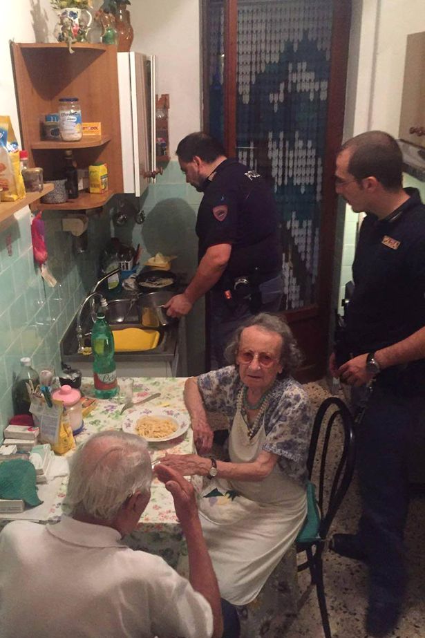 Rome-police-cook-pasta-for-old-couple (1)