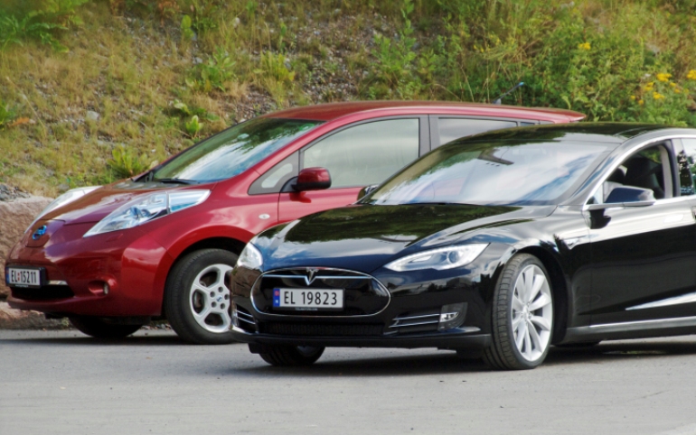 nissan_leaf_and_tesla_model_s_in_norway_cropped