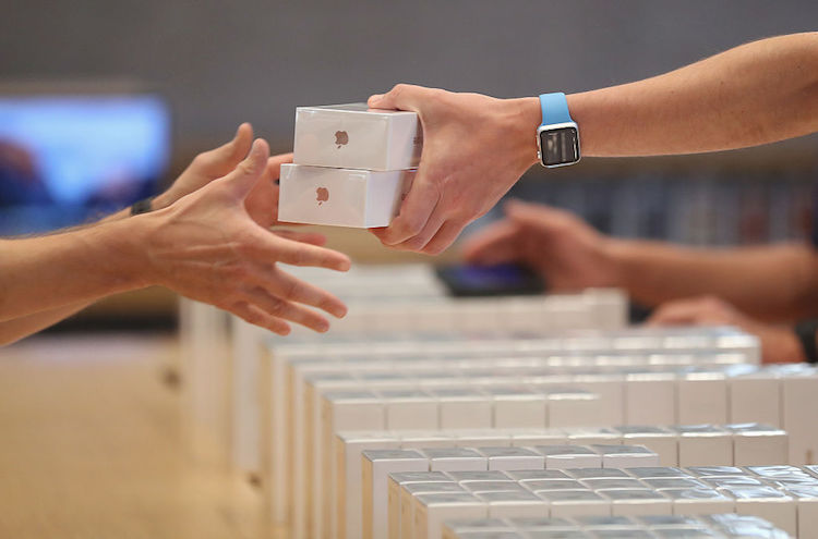 BERLIN, GERMANY - SEPTEMBER 16: An Apple employee hands over Apple iPhone 7 phones on the first day of sales of the new phone at the Berlin Apple store on September 16, 2016 in Berlin, Germany. The new phone comes in two sizes, one with a 4.7 inch display, the other with a 5.5 inch display. (Photo by Sean Gallup/Getty Images)
