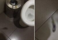 Viss internets asarās: sievietes atradums sabiedriskajā tualetē sasmīdina VISUS!