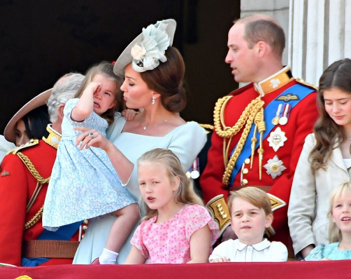 Lūk, kāpēc princis Džordžs un princese Šarlote nevar vakariņot pie viena galda ar saviem vecākiem – princi Viljamu un hercogieni Keitu