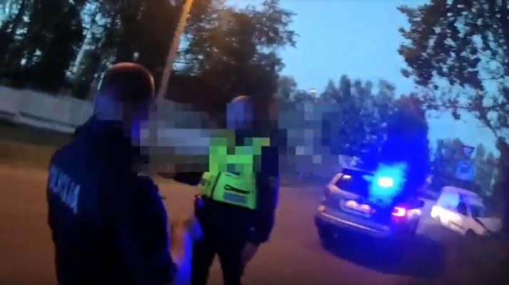Video: pašvaldības policija Bolderājā tvarsta iereibušu vadītāju