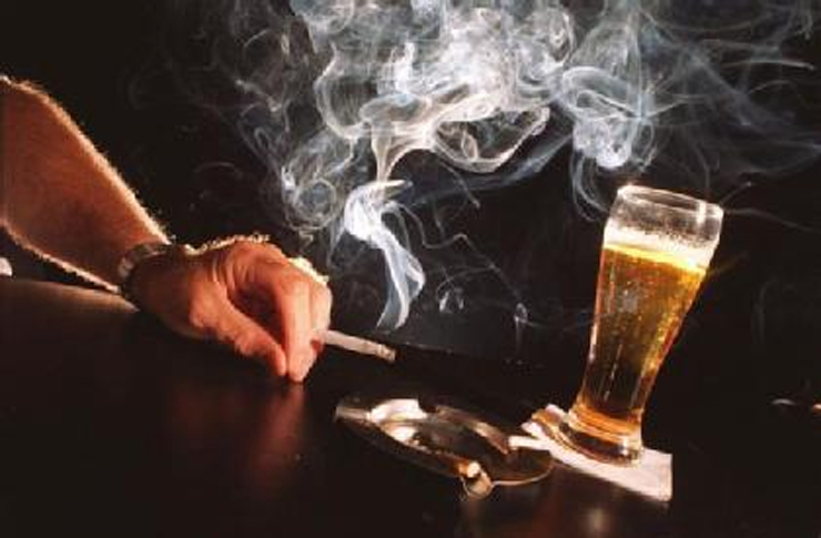 Lūk, kāpēc tik ļoti gribas uzsmēķēt, kad iedzer ko grādīgu! Skaidro pētnieki