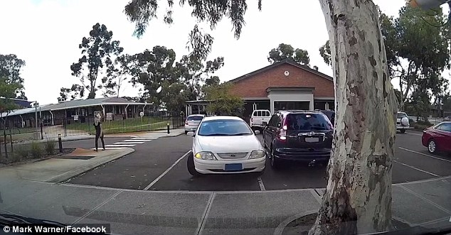 Kurš šoferis šajā gadījumā ir vainīgs? (VIDEO) Neparasta avārija stāvvietā uzjunda asu viedokļu cīņu internetā