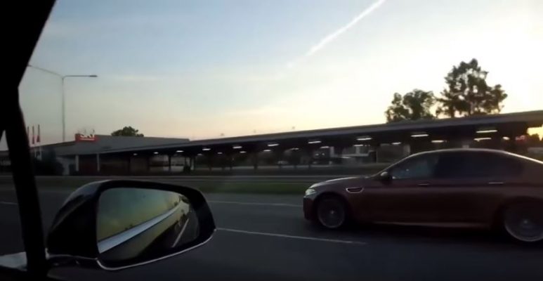 Uz Jūrmalas šosejas skrienas Tesla un BMW. Noskaties līdz galam! (VIDEO)