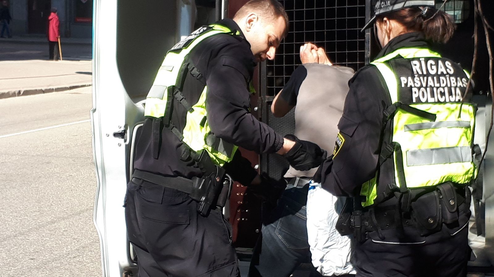 Kāds vīrietis mēģina uzbrukt policistiem ar lenķzāģi, āmuru un propāna gāzes balonu