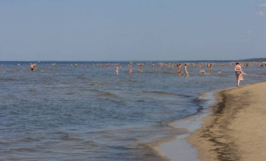 Atceļ peldēšanās ierobežojumu Daugavgrīvas un Vecāķu peldvietā