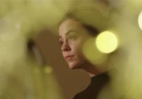 Neviennozīmīgi vērtējamo atpazīstamību ieguvusī Evija Vēbere dzirdama jaunā dziesmā no topošas filmas