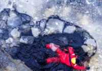 Baiss notikums Saldū – izceltas cilvēka mirstīgās atliekas, kas bija iesalušas ledū