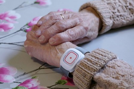 Pašvaldība vientuļiem senioriem piedāvā sociālo pakalpojumu “Drošības poga”