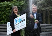 Pāris Ziemeļīrijā loterijā vinnē 115 miljonus – viņi ar naudu darīs kaut ko patiesi pārsteidzošu