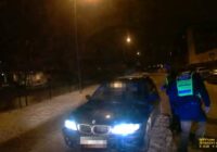 Policija Ziepniekkalnā apturēja BMW markas automašīnu; auto pasažieri liek lietā izdomu