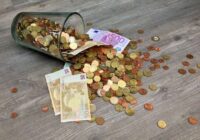 Sieviete no Gulbenes zem “rabarbera” atrod 10 tūkstošus eiro