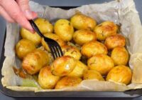 Cepti kartupeļi – garšīgākie kādus būsiet ēduši; Recepte ar mazu noslēpumu