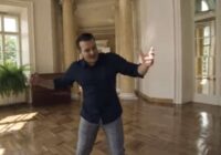 Mārtiņš Ruskis jaunā dziesmas videoklipā “atrāda” savu skaisto sievu