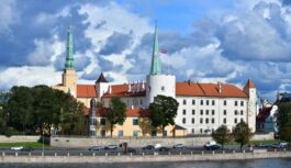 Pie Rīgas pils atklāj ārtelpas izstādi “Valsts prezidenta institūcijai 100”