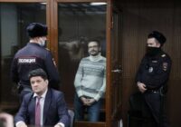 Cirks Maskavā: Tiesa opozīcijas līderim Jašinam piespriež 8.5 gadus cietumā