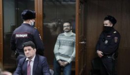 Cirks Maskavā: Tiesa opozīcijas līderim Jašinam piespriež 8.5 gadus cietumā