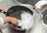 Pāris minūtes un nekādas ķīmijas: veids, kā notīrīt pannu nevainojami tīru