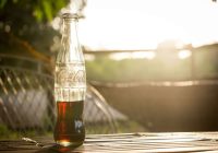 Pētījums atklāj, ka stikla pudeles varētu saturēt kādu kaitīgu vielu, kas, mūsuprāt, sastopams tikai plastmasas pudelēs