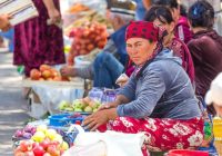 Neparasts veids, kā uzbeku pārdevēji viegli iztur spēcīgāko karstumu un mierīgi strādā saulē. Šo triku tagad izmantoju arī es