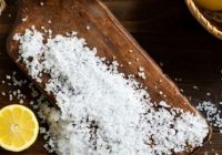 Kas notiek ar ķermeni, ja atsakāties no sāls: uztura speciālists nosauca trīs briesmas