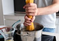Lūk, kā garšīgi pagatavot makaronus un ietaupīt enerģiju: vienkāršs triks