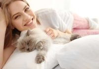 Zinātnieki ir pierādījuši, ka gulēšana vienā gultā ar suņiem un kaķiem atstāj ļoti pozitīvu ietekmi
