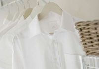 Kāpēc ievietot baltas drēbes maisiņā: neaizstājams veļas mazgāšanas triks