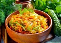 Salāti ar ceptiem gurķiem: universāla ēdiena recepte