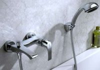 Ātri un bez skrāpējumiem: kā notīrīt vannas istabas krānu