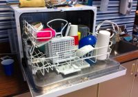 Kādas lietas var ievietot trauku mazgājamajā mašīnā: no sanitārajiem piederumiem līdz apaviem