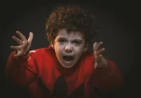Kāpēc bērns pēkšņi kļūst agresīvs, bieži kļūst dusmīgs un satriekts?