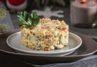 Interesanta klasisko salātu recepte: kā pagatavot Olivjē ar vistu un sinepju mērci