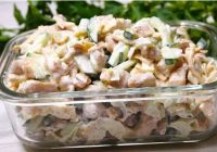 Pasakaini salāti ar ceptu vistas krūtiņu: sanāk tik garšīgi, ka visi prasa recepti. Izmēģini arī tu!