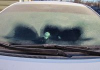Kā 10 sekundēs bez skrāpja noņemt ledu no vējstikla: pieredzējušu autovadītāju viltībiņa!