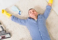 Jūs varat iztīrīt vecu un netīru paklāju ar gludekļa palīdzību: viltīgu saimnieču triks