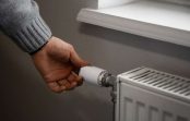 Mājās kļūs jūtami siltāk jau pēc pirmās reizes: vienkāršs veids, kā iztīrīt radiatorus un uzlabot to darbību