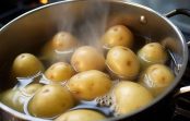 Pārtikas mikrobiologs skaidro cepamās sodas interesanto ietekmi, kad to pievieno vārot kartupeļus