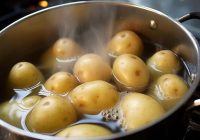 Pārtikas mikrobiologs skaidro cepamās sodas interesanto ietekmi, kad to pievieno vārot kartupeļus
