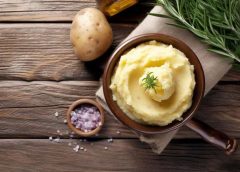 Kartupeļu biezenis vienmēr izdosies gaisīgs un nebūs “taukains”, ja tam pievienosiet vienu pavisam vienkāršu sastāvdaļu