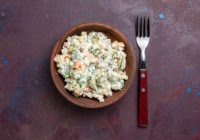 Nepārspēta “Olivjē” salātu recepte: slepenā sastāvdaļa, kā tos pagatavot jaunā veidā