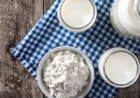 Neizmetiet sarūgušu pienu: tas noderēs mājsaimniecībā: 5 veidi, kā to izmantot