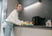 Virtuve spīdēs nevainojami tīra: kā ātri atbrīvoties no taukainiem nosēdumiem uz virtuves virsmām