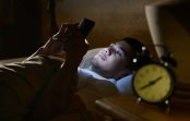Slēptie riski gulēšanai ar telefonu zem spilvena – zilā gaisma ko tas izstaro būtiski ietekmē tavu miegu Slēptie riski gulēšanai ar telefonu zem spilvena – zilā gaisma ko tas izstaro būtiski ietekmē tavu miegu